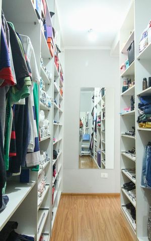 Casa à venda com 96m², 2 quartos e 2 vagas Casa à venda com 96m², 2 quartos e 2 vagasCloset do quarto 2
