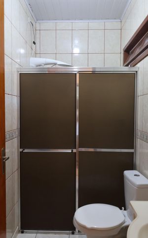 Casa à venda com 340m², 4 quartos e 4 vagasBanheiro da Suíte 1 Casa 1