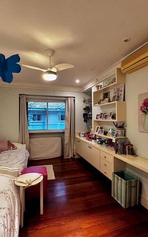 Casa de condomínio à venda com 224m², 4 quartos e 5 vagas Casa de condomínio à venda com 224m², 4 quartos e 5 vagasSuíte 3