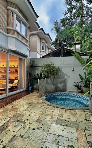 Casa de condomínio à venda com 224m², 4 quartos e 5 vagas Casa de condomínio à venda com 224m², 4 quartos e 5 vagasVaranda/Quintal