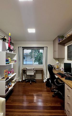 Casa de condomínio à venda com 224m², 4 quartos e 5 vagas Casa de condomínio à venda com 224m², 4 quartos e 5 vagasSuíte 2