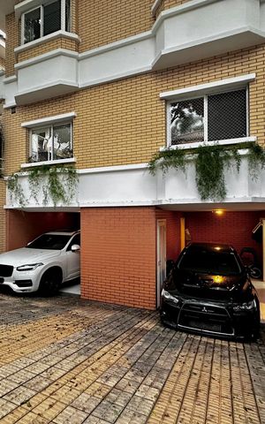 Casa de condomínio à venda com 224m², 4 quartos e 5 vagas Casa de condomínio à venda com 224m², 4 quartos e 5 vagasGaragem