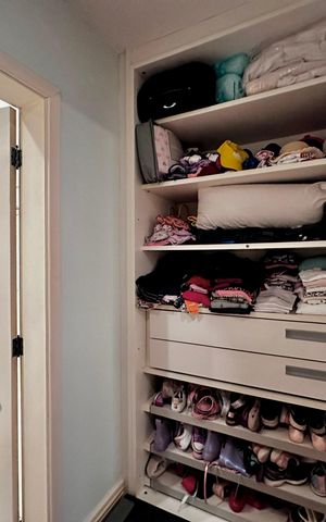 Casa de condomínio à venda com 224m², 4 quartos e 5 vagas Casa de condomínio à venda com 224m², 4 quartos e 5 vagasCloset Suíte 3