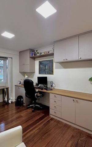 Casa de condomínio à venda com 224m², 4 quartos e 5 vagas Casa de condomínio à venda com 224m², 4 quartos e 5 vagasSuíte 2