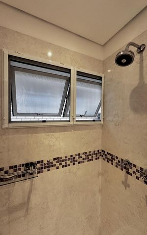 Casa de condomínio à venda com 224m², 4 quartos e 5 vagas Casa de condomínio à venda com 224m², 4 quartos e 5 vagasBanheiro Suíte 2