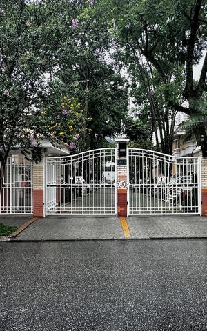 Casa de condomínio à venda com 224m², 4 quartos e 5 vagas Casa de condomínio à venda com 224m², 4 quartos e 5 vagasFachada Condomínio