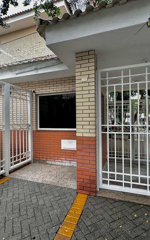 Casa de condomínio à venda com 224m², 4 quartos e 5 vagas Casa de condomínio à venda com 224m², 4 quartos e 5 vagasFachada Condomínio