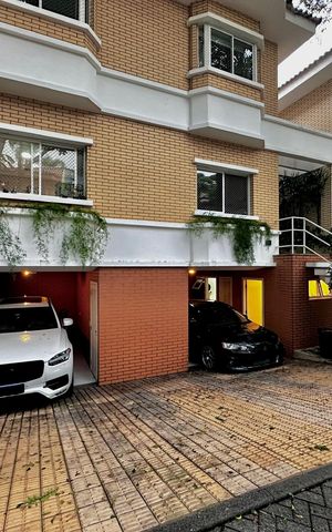 Casa de condomínio à venda com 224m², 4 quartos e 5 vagas Casa de condomínio à venda com 224m², 4 quartos e 5 vagasGaragem
