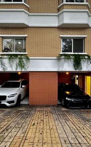 Casa de condomínio à venda com 224m², 4 quartos e 5 vagas Casa de condomínio à venda com 224m², 4 quartos e 5 vagasGaragem