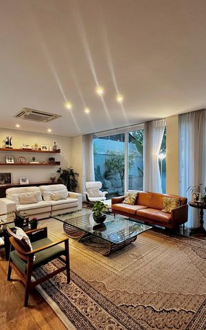 Casa de condomínio à venda com 224m², 4 quartos e 5 vagas Casa de condomínio à venda com 224m², 4 quartos e 5 vagasSala