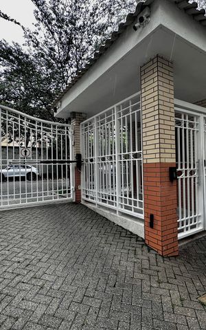 Casa de condomínio à venda com 224m², 4 quartos e 5 vagas Casa de condomínio à venda com 224m², 4 quartos e 5 vagasEntrada Condomínio