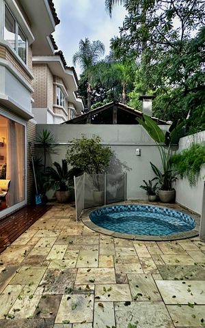 Casa de condomínio à venda com 224m², 4 quartos e 5 vagas Casa de condomínio à venda com 224m², 4 quartos e 5 vagasVaranda/Quintal