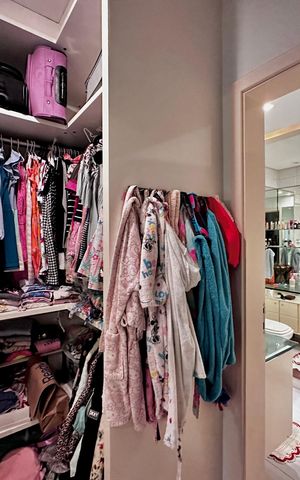 Casa de condomínio à venda com 224m², 4 quartos e 5 vagas Casa de condomínio à venda com 224m², 4 quartos e 5 vagasCloset Suíte 3