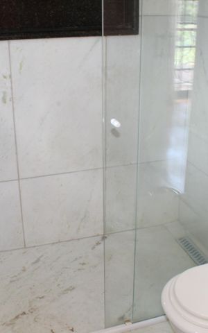 Casa de condomínio para alugar com 750m², 4 quartos e 3 vagasBanheiro da Suíte 1