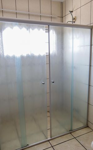 Casa à venda com 321m², 5 quartos e 3 vagas Casa à venda com 321m², 5 quartos e 3 vagasBanheiro da Suíte 2
