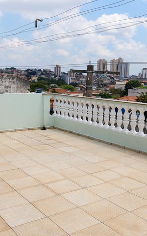 Casa à venda com 321m², 5 quartos e 3 vagas Casa à venda com 321m², 5 quartos e 3 vagasVaranda