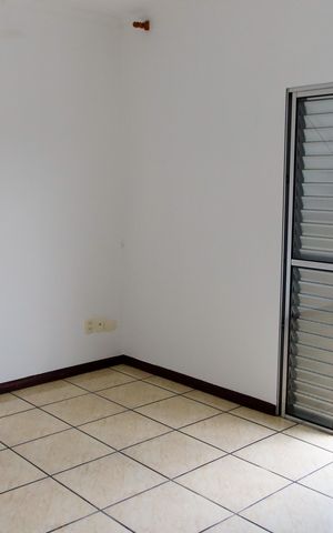 Casa à venda com 321m², 5 quartos e 3 vagas Casa à venda com 321m², 5 quartos e 3 vagasQuarto 2 - Suíte