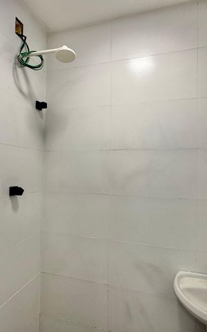 Casa de condomínio à venda com 180m², 4 quartos e 2 vagas Casa de condomínio à venda com 180m², 4 quartos e 2 vagasÁrea de Serviço - Banheiro