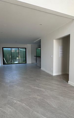 Casa de condomínio à venda com 180m², 4 quartos e 2 vagas Casa de condomínio à venda com 180m², 4 quartos e 2 vagasSala