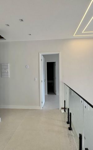Casa de condomínio à venda com 180m², 4 quartos e 2 vagas Casa de condomínio à venda com 180m², 4 quartos e 2 vagasHall Íntimo