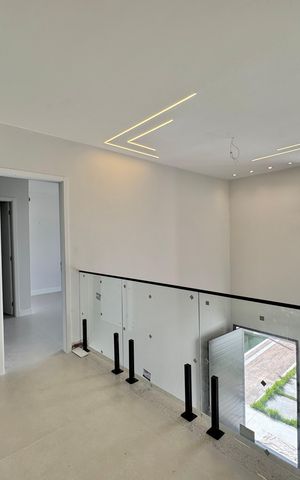Casa de condomínio à venda com 180m², 4 quartos e 2 vagas Casa de condomínio à venda com 180m², 4 quartos e 2 vagasHall Íntimo