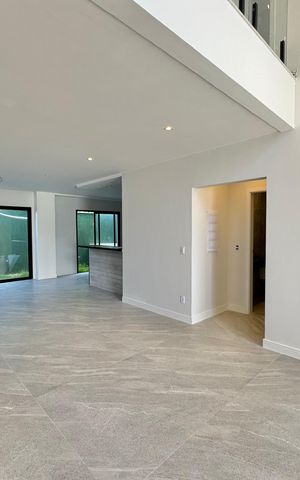 Casa de condomínio à venda com 180m², 4 quartos e 2 vagas Casa de condomínio à venda com 180m², 4 quartos e 2 vagasSala