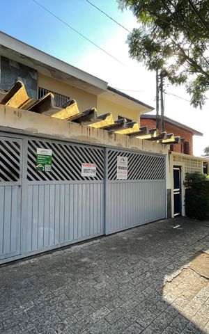 Casa à venda com 172m², 3 quartos e 3 vagas Casa à venda com 172m², 3 quartos e 3 vagasFachada
