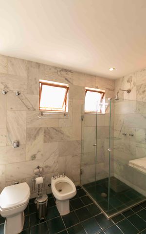 Casa à venda com 460m², 5 quartos e 5 vagas Casa à venda com 460m², 5 quartos e 5 vagasBanheiro Suite