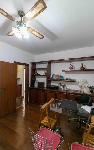 Casa à venda com 460m², 5 quartos e 5 vagas Casa à venda com 460m², 5 quartos e 5 vagasEscritório