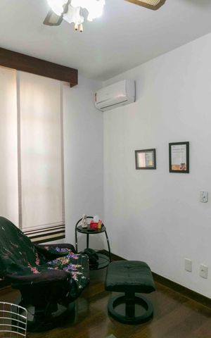 Casa à venda com 460m², 5 quartos e 5 vagas Casa à venda com 460m², 5 quartos e 5 vagasEscritório