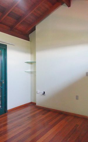 Casa à venda com 296m², 4 quartos e 2 vagas Casa à venda com 296m², 4 quartos e 2 vagasSuíte