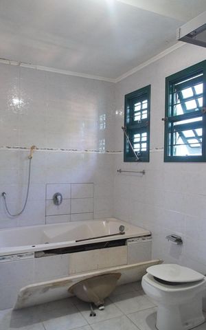 Casa à venda com 296m², 4 quartos e 2 vagas Casa à venda com 296m², 4 quartos e 2 vagasBanheiro 1