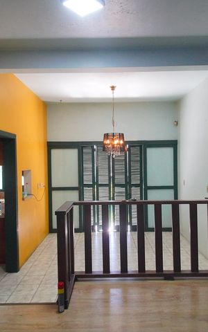 Casa à venda com 296m², 4 quartos e 2 vagas Casa à venda com 296m², 4 quartos e 2 vagasSala