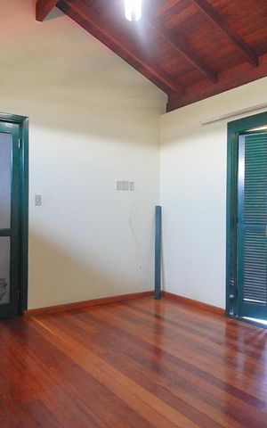 Casa à venda com 296m², 4 quartos e 2 vagas Casa à venda com 296m², 4 quartos e 2 vagasSuíte