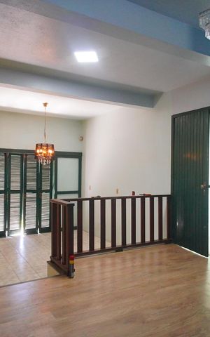 Casa à venda com 296m², 4 quartos e 2 vagas Casa à venda com 296m², 4 quartos e 2 vagasSala