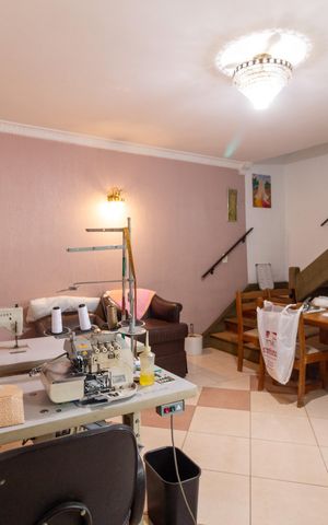 Casa à venda com 300m², 3 quartos e 3 vagas Casa à venda com 300m², 3 quartos e 3 vagasSala 2