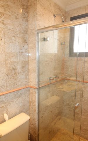 Apartamento à venda com 200m², 3 quartos e 4 vagasQuarto 2 - Banheiro