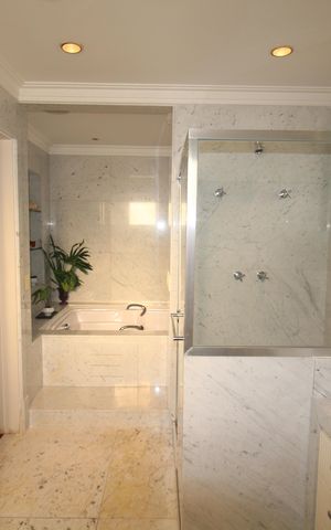 Apartamento à venda com 200m², 3 quartos e 4 vagasQuarto 1 - Banheiro
