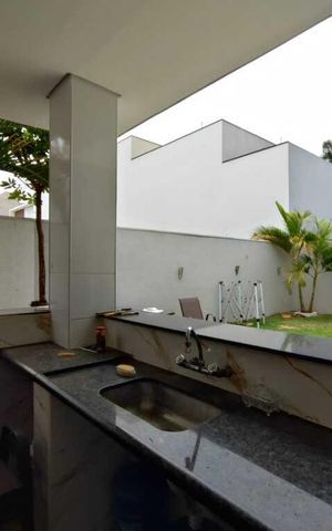 Casa de condomínio à venda com 333m², 4 quartos e 5 vagas Casa de condomínio à venda com 333m², 4 quartos e 5 vagasÁrea gourmet