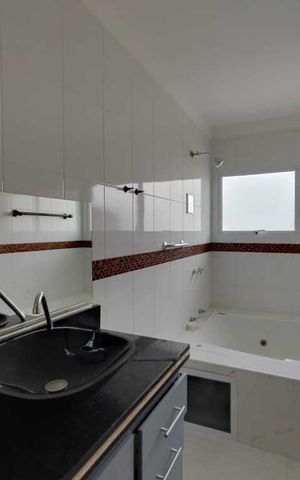 Casa de condomínio à venda com 333m², 4 quartos e 5 vagas Casa de condomínio à venda com 333m², 4 quartos e 5 vagasBanheiro Suíte