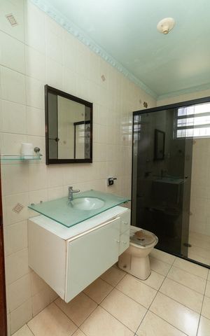 Casa à venda com 200m², 3 quartos e 2 vagasBanheiro 1