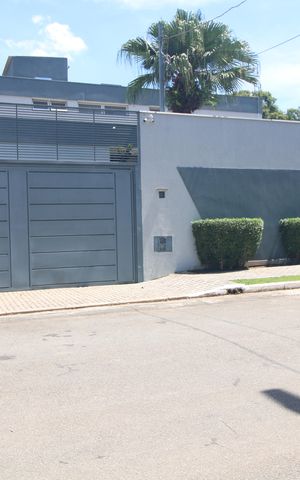 Casa à venda com 637m², 4 quartos e 4 vagasFachada