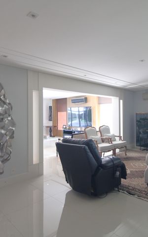 Casa à venda com 637m², 4 quartos e 4 vagasSala