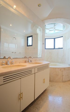 Apartamento para alugar com 200m², 4 quartos e 3 vagasBanheiro da Suíte 1