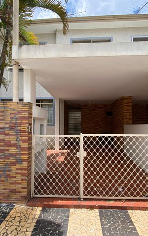 Casa à venda com 120m², 3 quartos e 1 vaga Casa à venda com 120m², 3 quartos e 1 vagaFachada