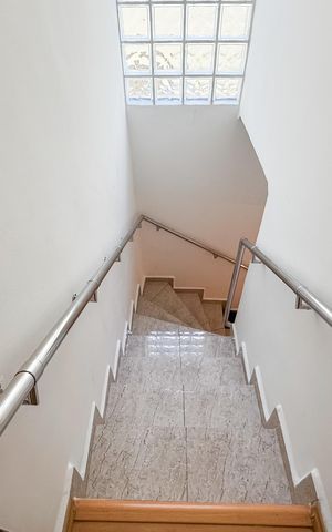Casa à venda com 150m², 3 quartos e 2 vagas Casa à venda com 150m², 3 quartos e 2 vagasEscada