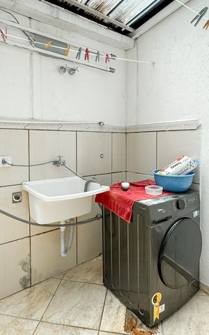 Casa à venda com 150m², 3 quartos e 2 vagas Casa à venda com 150m², 3 quartos e 2 vagasÁrea de Serviço