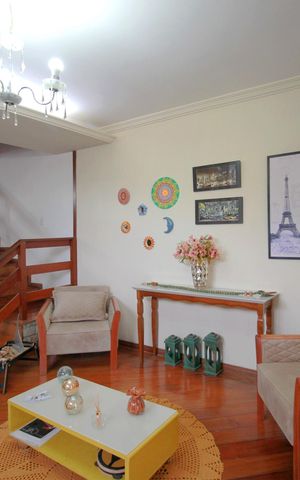 Casa à venda com 316m², 4 quartos e 4 vagasSala