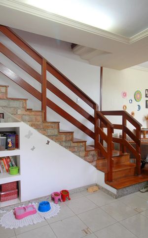 Casa à venda com 316m², 4 quartos e 4 vagasSala