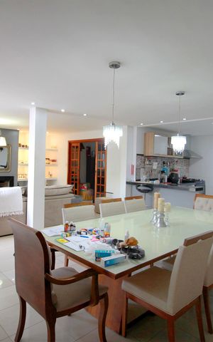 Casa à venda com 316m², 4 quartos e 4 vagasSala